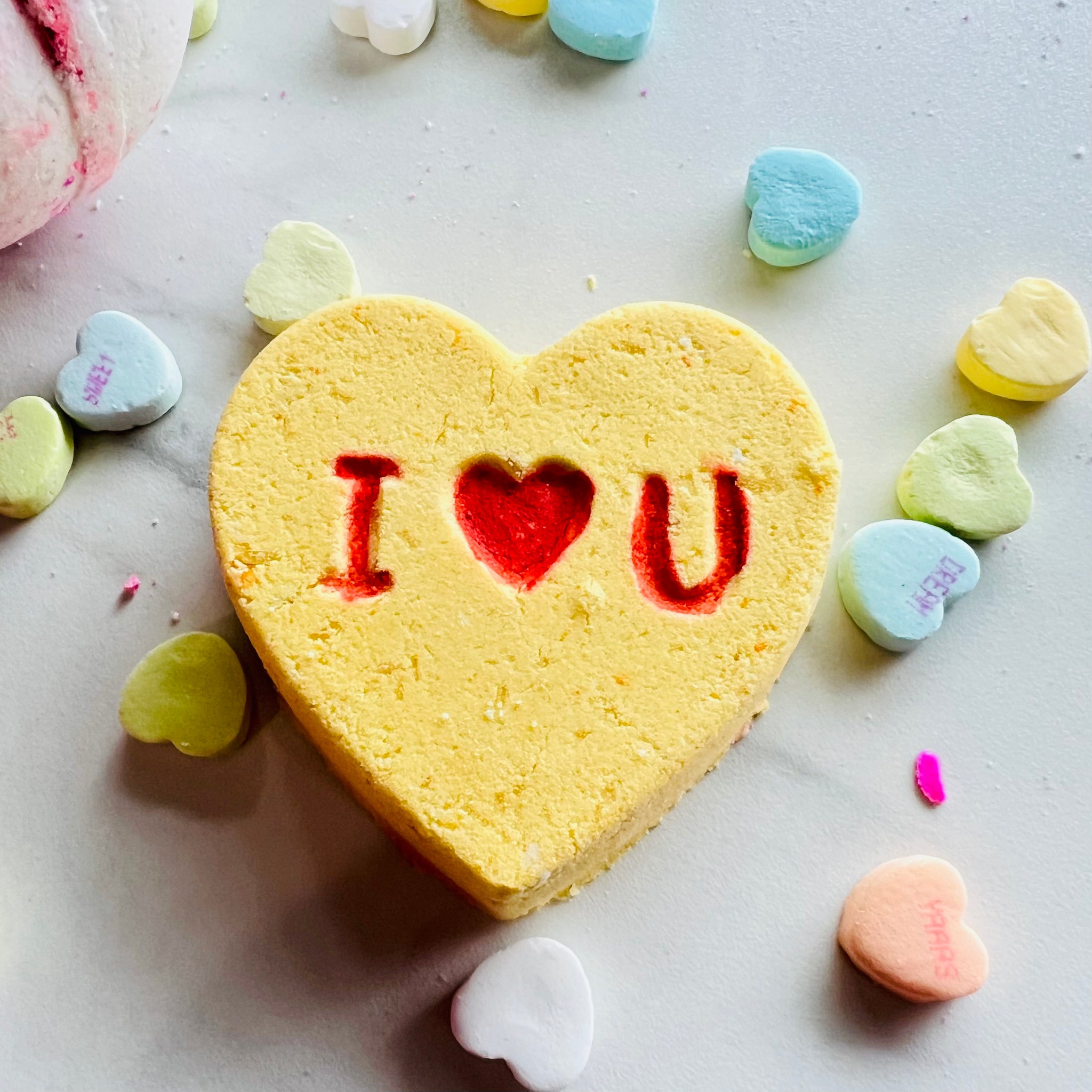 💛 "I ♥ U" Conversation Heart Bath Bomb – Limited Valentine's Edition! 💛